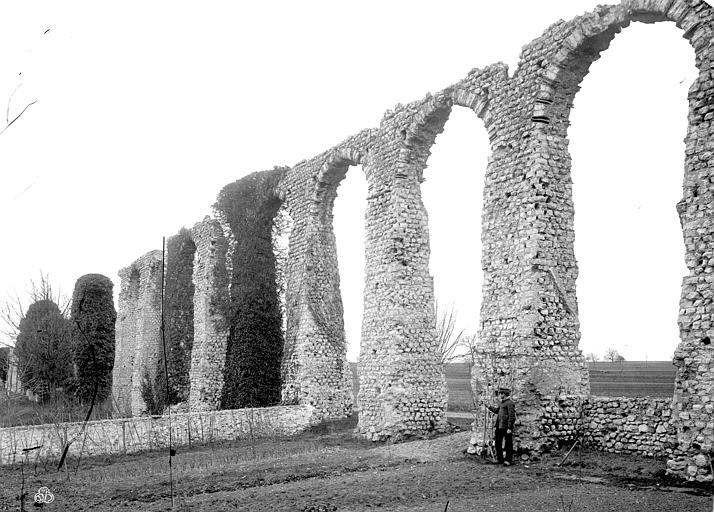 photo pour Vestiges de l'aqueduc romain