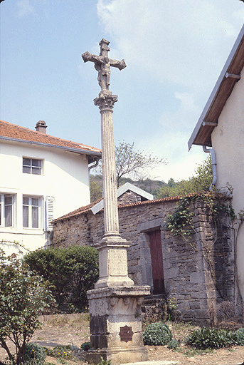 photo pour Croix en pierre situÃ©e sur la place publique