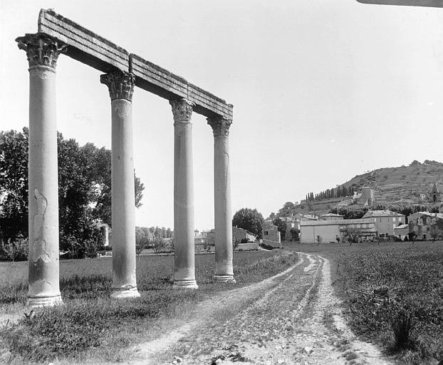 photo pour Quatre colonnes antiques surmontÃ©es d' un entablement