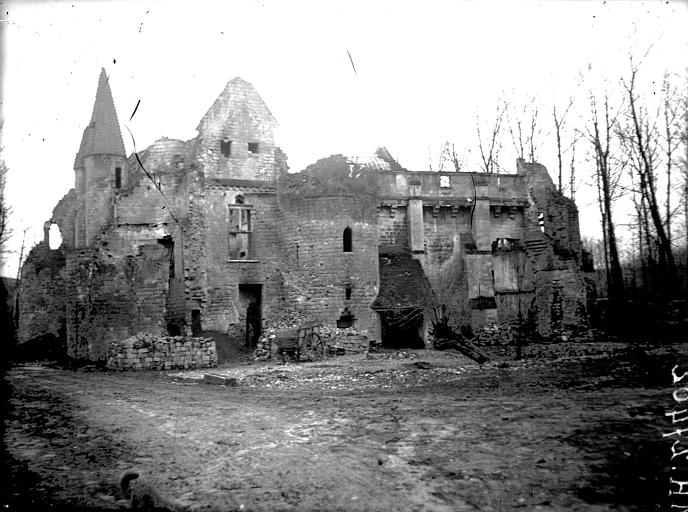 photo pour Ruines du chÃ¢teau d'ArmentiÃ¨res avec sa poterne 2