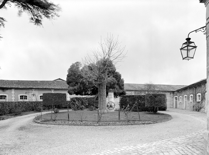photo pour Distillerie d' eau-de-vie de cognac de l'Union des propriÃ©taires de vignobles Boutelleau et Cie