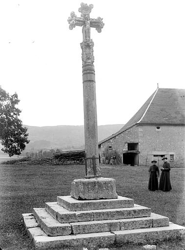 photo pour Croix en pierre datÃ©e de 1534