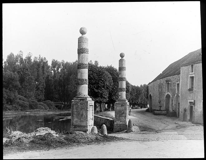 photo pour Deux colonnes monumentales annelÃ©es
