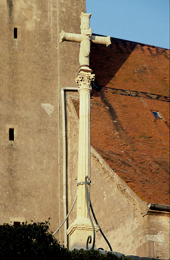 photo pour Croix en pierre datÃ©e de 1607