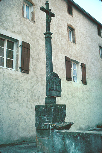 photo pour Croix situÃ©e devant l' Ã©glise avec bas-relief datÃ© de 1592