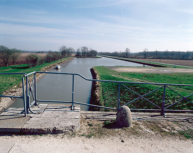 photo pour canal de navigation dit canal de jonction de Givry (canal latÃ©ral Ã  la Loire)