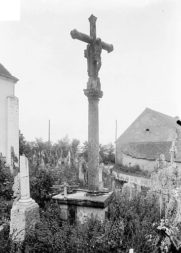 photo pour Croix de carrefour en pierre datÃ©e de 1613