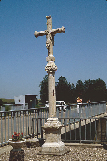 photo pour Croix de chemin situÃ©e Ã  proximitÃ© du pont sur la Gourgeonne