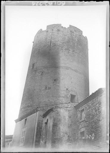 photo pour Ruines de la tour du chÃ¢teau fort