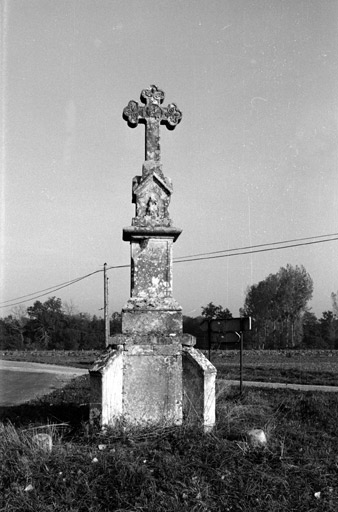 photo pour Croix de chemin  lieu dit l'Etang de ChartrÃ©nÃ©