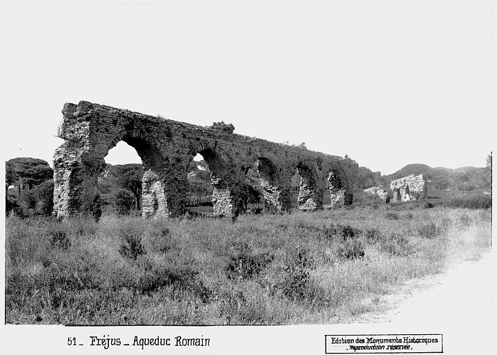 photo pour Aqueduc antique (restes de l' )