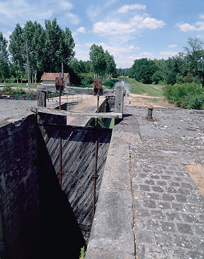 photo pour site d'Ã©cluse, pont-canal de la Queugne (canal de Berry)