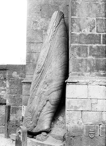 photo pour Menhir, dressÃ© contre la cathÃ©drale, dit Pierre Saint-Julien