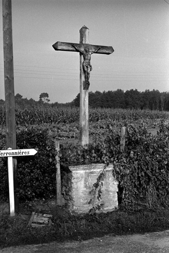 photo pour Croix de chemin  lieu dit les FerronniÃ¨res