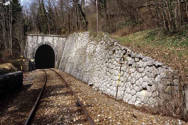 photo pour tunnel dit souterrain des Essards (voie ferrÃ©e Andelot - La Cluse)