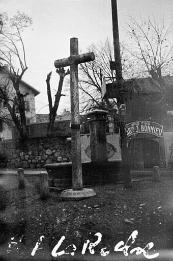 photo pour Croix de chemin en pierre provenant de l' ancien cimetiere de Farlon