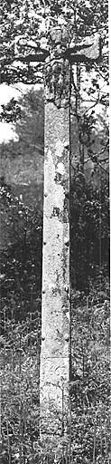 photo pour Croix monumentale Ã  gauche de la R.D. 3, entre le Mazeau et Soumeix