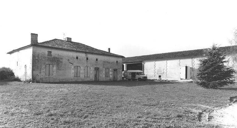 photo pour Ferme ; puis distillerie d'eaux-de-vie de cognac BÃ©gouin ; actuellement centre sportif