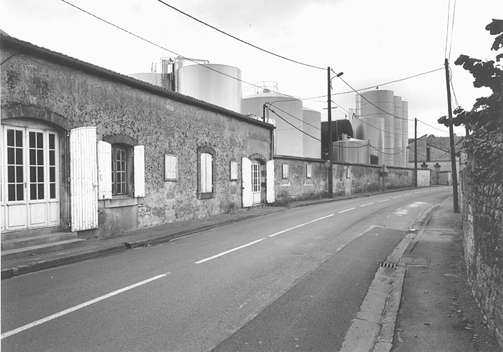 photo pour Distillerie d'eaux-de-vie de cognac de Laage de Meux ; chai
