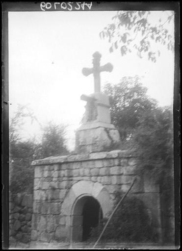 photo pour TÃªte de croix du 16e siÃ¨cle placÃ©e sur une fontaine